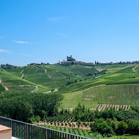 Foresteria Del Castello Di Perno - With Stunning Langhe Views At A Barolo Winery Монфорте-д'Альба